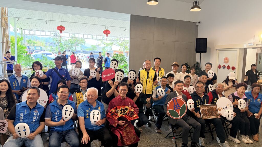 苗栗縣政府攜手農業部農村發展及水土保持署臺中分署推動農村再生，促成縣內農村跨區合作，邀請金牌農村壢西坪休閒農業區國際藝術家余燈銓，於公館鄉黃金小鎮結合百年穿龍圳與特色農遊打造大型藝術地景《龍遊豐釀》，串聯藝術、文化及地方品牌，為黃金小鎮增添兼具文化底蘊與農遊特色的新亮點。 　　苗栗縣長鍾東錦表示，苗栗近年積極配合農村水保署推動農村再生，不僅協助各農村發展特色，更積極建立交流合作平台，讓不同農村分享經驗、串聯資源。此次將壢西坪休閒農業區的藝術能量帶進黃金小鎮，透過藝術、文化與產業跨域合作，不僅提升農村景觀品質，也為地方觀光注入新的亮點，讓更多人看見苗栗農村豐富的人文底蘊與創新能量。 　　余燈銓長期投入農村藝術創作，於壢西坪打造「體感藝術季」，以藝術展現農村特色。此次創作《龍遊豐釀》，以祥龍遨遊、舉杯迎賓的意象，象徵水圳滋養土地、藝術連結地方，並結合水圳文化、青年洄游、在地工藝、客庄飲食等元素，規劃「神隱6龍」特色遊程，引領遊客循著故事探索黃金小鎮，體驗客庄文化與農村風情。 　　農業處長陳樹義表示，公館鄉農會打造的「穿龍24釀」系列地酒，以紅棗、桑葚、紫蘇及芋頭等在地農產結合二十四節氣概念，展現公館四季風土與客庄飲食文化，並獲得苗栗縣「豐味苗栗」品牌認證。未來縣府也將持續整合縣內特色農村資源，推動跨區合作與經驗交流，提升苗栗農村旅遊與農產品的整體競爭力，讓更多人看見苗栗農村的多元魅力。